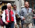 Bild: Daniel Löb/dpa
OB Dieter Reiter (l, mit Thomas Müller und Harry Kane) ist bekennender Fan des FC Bayern. (Archivbild)