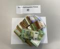 Bild: -/Polizepräsidium Niederbayern/dpa
Die Beamten stellten die Geldscheine sicher.