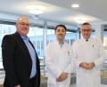 Bild: Klinikum Fichtelgebirge / P. Kuniss-Pfeiffer
Begrüßung am Klinikum Fichtelgebirge: v. l. n. r. Alexander Meyer (Vorstand), Amid Bakhishef (Abteilungsleiter der Allgemein- und Viszeralchirurgie), Dr. med. Philipp Koehl (Ärztlicher Direktor).
