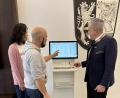 Bild: Dominik Göhl, Landratsamt Tirschenreuth
Karin Hauser-Dötterl, Leiterin der Hauptverwaltung und Simon Haberkorn, Digitalisierungsbeaufragter, testen zusammen mit Landrat Roland Grillmeier (von links) das neue Bürgerservice-Terminal.