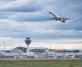 Bild: Armin Weigel/dpa
Am Flughafen in München wurden nach Beginn des Krieges in Nahost Dutzende Flüge in die Region gestrichen. (Archivbild)