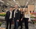 Foto: Stefan Puhane
Die Familie Steinhilber – mit Gärtnermeister Reinhard Steinhilber, Ehefrau Christa und den beiden Kindern Ludwig und Julia – haben in Neustadt einen neuen Gartenmarkt zur Ergänzung der Eigenproduktion geschaffen, der weit und breit seinesgleichen sucht.