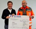Bild: Grammer Solar
Siegfried Schröpf, Inhaber und Geschäftsführer von Grammer Solar (links), überreichte First-Responder-Standortleiter Michael Reimelt eine Spende über 1500 Euro.
