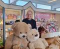 Bild: esc
Hans Rose bei seinem Lieblings-Artikel: Die großen Teddybären haben es ihm angetan.