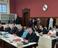 Bild: Stephan Huber
In drei Tischreihen sitzen die fünf Angeklagten mit ihren Anwälten im Bandenprozess beim Landgericht in Amberg.