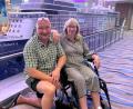 Bild: Gerhard Kreutzer/privat
Gerhard und Manuela Kreutzer auf der "Mein Schiff 4". Seit Samstag liegt das Kreuzfahrtschiff im Hafen von Abu Dhabi. Nach einem Sturz und einem Oberschenkelhalsbruch sitzt Manuela Kreutzer im Rollstuhl.