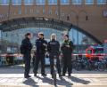 Bild: Sina Schuldt/dpa
Ein Anrufer hatte über den Zentralruf der Polizei mitgeteilt, Sprengstoff sei im Bremer Hauptbahnhof abgelegt worden.