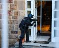 Bild: Alex Talash/dpa
Bewaffnete Einsatzkräfte waren in Iserlohn vor Ort.