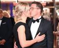 Bild: Bernd Weißbrod/dpa
Manuel Hagel wird von seiner Ehefrau Franziska in Schutz genommen. Hier ein Kuss auf dem Landespresseball. (Archivbild)
