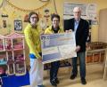 Bild: Stefanie Swann
1600 Euro überreichte Oberpfalz-Medien als Spende an FLIKA in Amberg. Den symbolischen Spendenscheck übergab Reporterchef Wilhelm Amann (rechts) an die erste Vorsitzende des Vereins, Margit Meier (Mitte), und deren Stellvertreterin Dr. Birgit Prey (links).