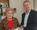 Bild: Gerhard Franz
Bürgermeister Franz Badura besuchte Elsa Köppl an ihrem Festtag und gratulierte zum 90. Geburtstag, wünschte Gottes Segen und weiterhin eine stabile Gesundheit.
