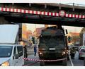 Bild: Wolfgang Steinbacher
Ein Fahrzeug der Bundeswehr steckt unter Bahnunterführung in der Regensburger Straße in Amberg fest.