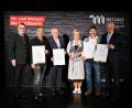 Bild: exb / Astrid Schmidhuber
Auszeichnung für besondere Qualität in Neusäß bei Augsburg (von links): Dr. Florian Herrmann, MdL, Leiter der Bayerischen Staatskanzlei, Django Asül, Kabarettist, Konrad Ammon; Landesinnungsmeister des bayerischen Fleischerhandwerks, Manuela und Martin Weidner sowie Alois Rainer, Bundesminster für Ernährung und Landwirtschaft.