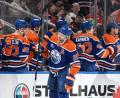 Bild: Jason Franson/The Canadian Press/AP/dpa
Leon Draisaitl durfte sich für zwei Tore von den Kollegen feiern lassen.