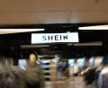 Bild: Aurelien Morissard/AP/dpa
Für wenige Euro kann man bei Shein Kleidung shoppen. Die Umweltorganisation Greenpeace sieht jedoch Gefahren.