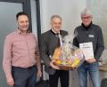 Bild: Johannes Schießl
Matthias Götz Geschäftsleiter der Steinwaldgruppe, Landrat und Verbandsvorsitzender -Roland Grillmeier gratulieren den Jubilar Gerd Ziegler zu seinem 40. Dienstjubiläum bei der Steinwaldgruppe. (von rechts).