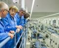 Bild: Siemens AG
23. Februar 2015: Die damalige Bundeskanzlerin Angela Merkel (Zweite von links) besucht das Elektronikwerk Amberg während der Nachmittagsschicht. Auch der damalige Siemens-Chef Joe Kaeser (Dritter von links) ist dabei.
