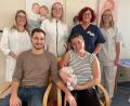 Bild: Friedrich Peterhans/KNO
Patrick und Sandra Hofmann (vorne) aus Krummennaab freuen sich über ihre Linda, die an Heiligabend zur Welt kam. Dazu gratulieren (stehend, von links) Dr. Silvie Felixova, Dr. Gabriela Dinu, Hebamme Ruth Mahal-Neumayr und Krankenschwester Leni Richtmann.