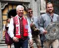 Bild: Daniel Löb/dpa
OB Dieter Reiter (im Foto links mit Thomas Müller und Harry Kane) ist bekennender Fan des FC Bayern. (Archivbild)