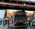 Bild: Wolfgang Steinbacher
Die Bahnbrücke über die Regensburger Straße ist von einem Sattelzug der Bundeswehr touchiert worden.