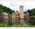 Bild: Michael Seiterle/Spessart-Mainland/dpa
Schloss Mespelbrunn ist eines der touristischen Highlights im Spessart. In dem Schloss wurden Teile des Kinofilms „Das Wirtshaus im Spessart“ gedreht.