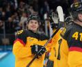 Bild: Carolyn Kaster/AP/dpa
Künftig im Trikot der Bruins: Lukas Reichel