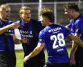 Bild: Gerhard Büttner
Torjubel nach dem 1:0: Dreifach-Torschütze Jahi Sylejmani (links) wird von seinen Mitspielern beglückwünscht.
