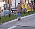 Symbolbild: Peter Kneffel/dpa
Drei Wahlplakate brannten am Freitagabend in Nabburg.