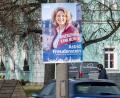 Bild: Armin Weigel/dpa
An einer Straße hängt ein Wahlplakat der CSU-Bürgermeisterkandidatin Astrid Freudenstein. In Bayern finden am 08.03.2026 Kommunalwahlen statt.