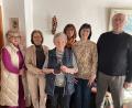 Bild: mma
Zu Fanni Bärs (Drittel von links) 90. Geburtstag gratulierten Hildegard Gallitzendörfer, Annemarie Huber, Evi Höllerer, Conni Gäck und Pfarrer i.R. Hans Peter Heindl (von links).