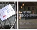 Bild: Thorsten Schreiber
Der Wegweiser am Tirschenreuther Rathaus kann noch hängen bleiben, denn die Wahl ins Bürgermeisteramt geht in die Verlängerung. Am Sonntagabend gab es keinen Sieger, am 22. März muss nun die Stichwahl entscheiden.