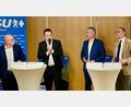 Bild: Gerhard Krones
Jonas Dittrich (2. von links) moderierte die Podiumsdiskussion. Die Experten Thomas Baldauf (links) vom Ambulanten Zentrum St. Anna gGmbH, Harald Schwartz (2. von rechts) und der Vorsitzende des Gesundheitsausschusses Bernhard Seidenath lieferten Informationen und Anregungen.