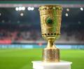 Bild: Soeren Stache/dpa
Das Objekt der Begierde: der DFB-Pokal. (Archivbild)