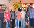 Bild: fvo
Hannelore Striegl (Dritte von links) feiert mit ihrer Familie und vielen Gästen ihren 80. Geburtstag.