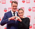 Bild: Sebastian Christoph Gollnow/dpa
Hendrik Wüst (CDU) und seine damals noch schwangere Frau Katharina bei der Gala „Ein Herz für Kinder“ (Archivfoto)