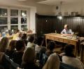 Bild: Karin Wilnauer
Der Autor Christopher Kloeble präsentierte im Buchcafé seinen neuen Roman vor vielen Zuhörerinnen und Zuhörern.