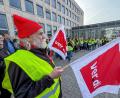 Bild: Stephan Huber
Rund 100 AOK-Mitarbeiter streikten am Dienstag für mehr Gehalt.