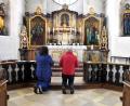 Bild: ubb
Olga Luft und Hans Kulzer beten seit 40 Jahren jede Woche einmal in der Gnadenkapelle der Pfarrkirche Mariä Himmelfahrt als Mitglieder der "immerwährenden Anbetung". Manchmal ist nur ein Gläubiger in der kleinen Kapelle, manchmal sind es drei oder vier. Jeder darf sich seine Zeit selbst aussuchen für dieses einstündige Gebet.
