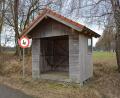 Bild: jr
Auf Vordermann gebracht wird das Buswartehäuschen an der Kreisstraße 25 am Ortsausgang bei Pfaffenreuth. Angebracht werden soll ein Sichtfenster zur Straße, eine LED-Beleuchtung und ein Bewegungsmelder, beides soll für mehr Sicherheit sorgen.