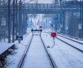 Bild: Jens Büttner/dpa
Wochenlanger Frost führte im Januar und Februar zu Verzögerungen bei der Sanierung der Bahnstrecke Hamburg-Berlin. (Archivbild)