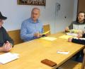 Bild: Hirsch
Am Montag trafen sich Josef Mösbauer, Walter Schauer, Moritz Popelka und Lorenz Dirnberger (von links) in den Räumen der Verwaltungsgemeinschaft Neunburg vorm Wald und entschieden, wer zur Stichwahl um das Bürgermeisteramt in Thanstein zugelassen wird. Ihre Arbeit geht nun aber weiter, nachdem einer der beiden Stichwahlkandidaten abgesagt hat.