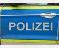 Bild: Jan Woitas/dpa
Polizei und Feuerwehr waren in Mehrfamilienhaus im Einsatz, nachdem dort eine reizende Flüssigkeit versprüht wurde. (Symbolbild)