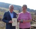 Bild: DWD/Renate Poßiel
Maria Kleber erhält die Wetterdienstplakette von Detlef Aßmann, Leiter Regionales Standortmanagement Süd des DWD in München, feierlich überreicht.