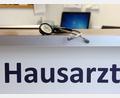 Bild: Stephan Jansen/dpa
In Bayern gibt es 71 Hausärztinnen und -ärzte je 100.000 Einwohner. (Symbolbild)