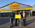 Bild: Karl Ziegler
Spendenübergabe am Netto-Marken-Discount in Eslarn mit (von links) Schützenmeister Daniel Biermeier, Kassiererin Maria Wazl, Filialleiterin Ulrike Eschenbecher und Verkaufsleiter Bertold Reber.