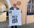 Bild: ihl
Maximilian Beer vor dem Rathaus in Schwarzhofen, in dem er sechs weitere Jahre der Chef ist. Er hat sein allererstes Wahlplakat von 1996 hervorgeholt. Das locker über der Schulter hängende Jackerl gefällt damals nicht jedem.