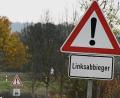Symbolbild: san
Solche Warnschilder mit dem Hinweis auf Linksabbieger sollen an der Bundesstraße B85 die Kreuzung bei Fromberg/Kleinfalz sicherer machen.