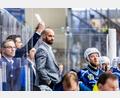 Bild: Tobias Neubert
Blue-Devils-Trainer Alan Letang (Mitte) hat in den vergangenen Tagen ein exzessives Video-Studium des EC Bad Nauheim betrieben - mit Unterstützung seiner Ehefrau.