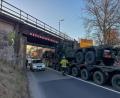 Bild: Wolfgang Steinbacher
Ein Tieflader der Bundeswehr steckte vergangene Woche unter der Bahnunterführung in der Regensburger Straße fest.
