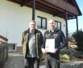 Bild: Birgit Simmeth
Wolfgang Keil (rechts) freut sich über die Urkunde mit der Plakette „Fledermäuse willkommen“. Rolf Dorn, ehrenamtlicher Fledermausbetreuer, hatte die Auszeichnung angeregt.